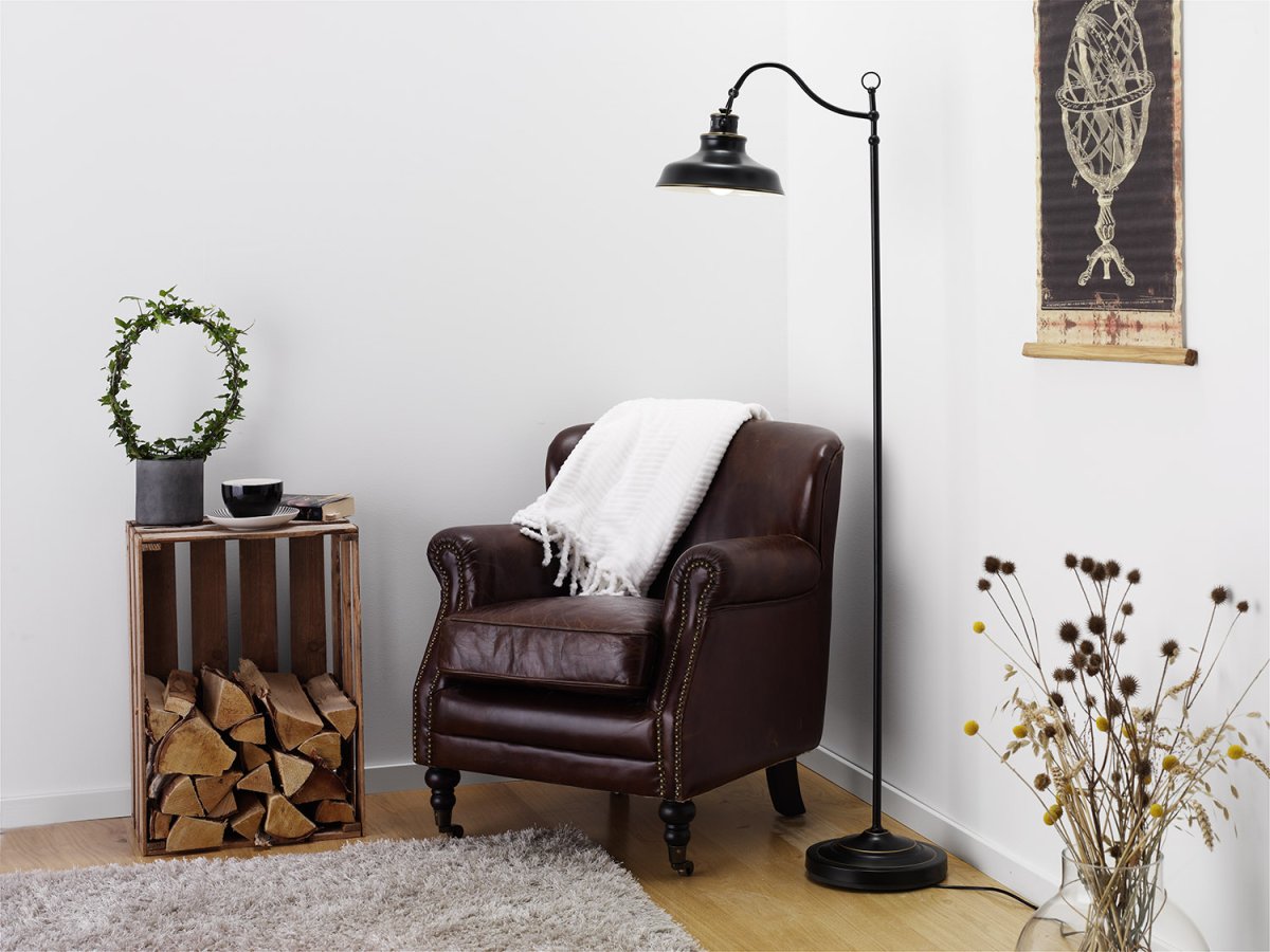 New Haven Schwarz stehlampe Von Cottex - Das Design der Lampe kombiniert eine robuste Konstruktion mit einem klassischen Vintage-Stil und eignet sich perfekt f&uuml;r die Gestaltung einer gem&uuml;tlichen Leseecke oder als Allgemeinbeleuchtung im Wohnzimmer.