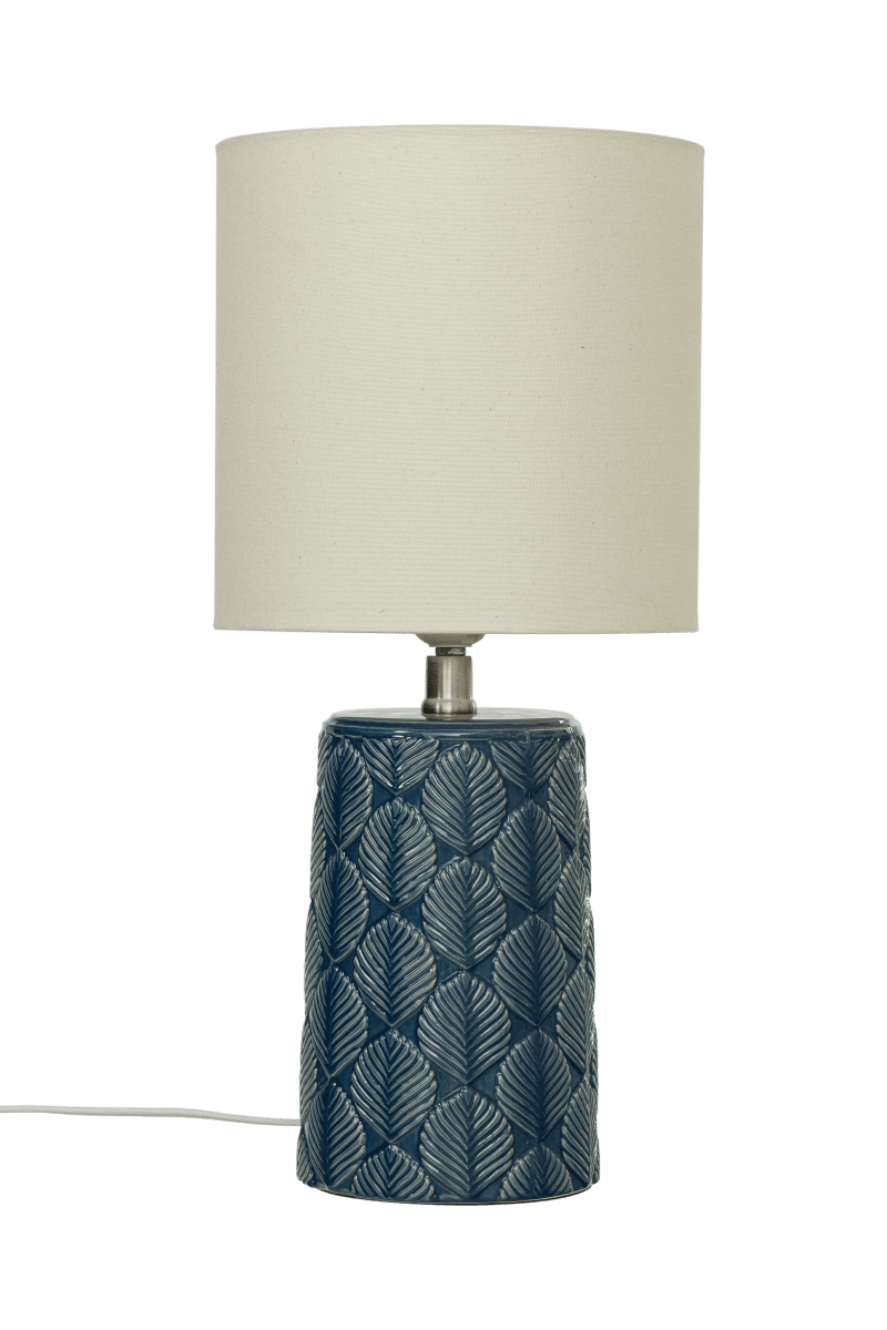 Bodil 47cm Blau tischlampe Von Aneta Lighting - Der wunderschön blau gemusterte Keramiksockel ist von einer zeitlosen Ästhetik inspiriert, die perfekt in moderne und klassische Inneneinrichtungen passt.