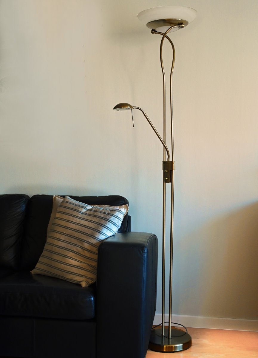 Cannes Antikes Messing stehlampe Von Aneta Lighting - Wird mit Kabel und Stecker geliefert.