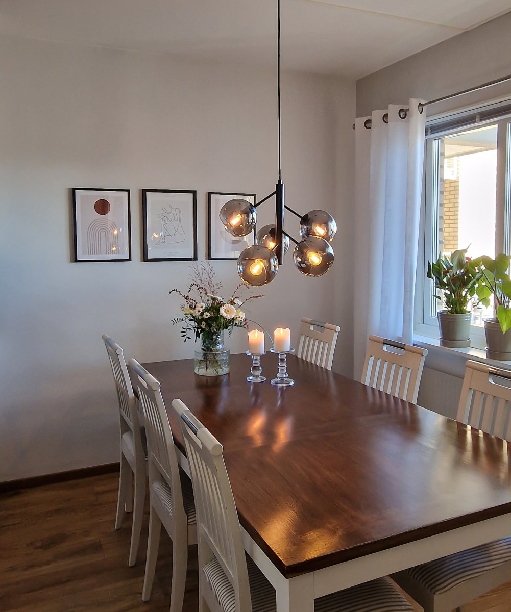 Atom Ø48 Rauchfarben hängelampe Von Aneta Lighting - Die fünf Glaskuppeln aus Rauchglas sorgen für eine angenehme Lichtverteilung im Raum, ohne zu blenden.