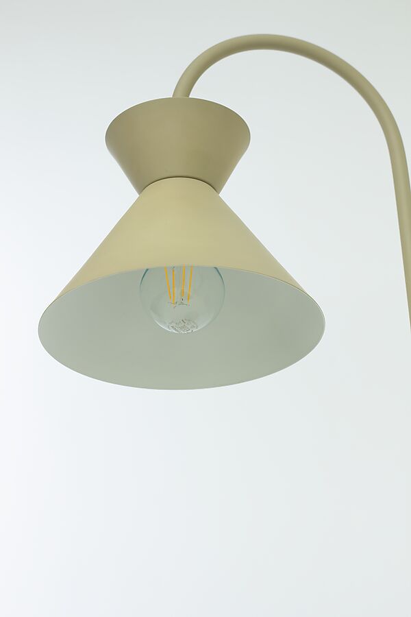 Coni Beige stehlampe Von Aneta Lighting - Die schöne Stehleuchte Coni im zeitlosen Design harmoniert sowohl mit klassischen als auch mit rustikalen Einrichtungen.