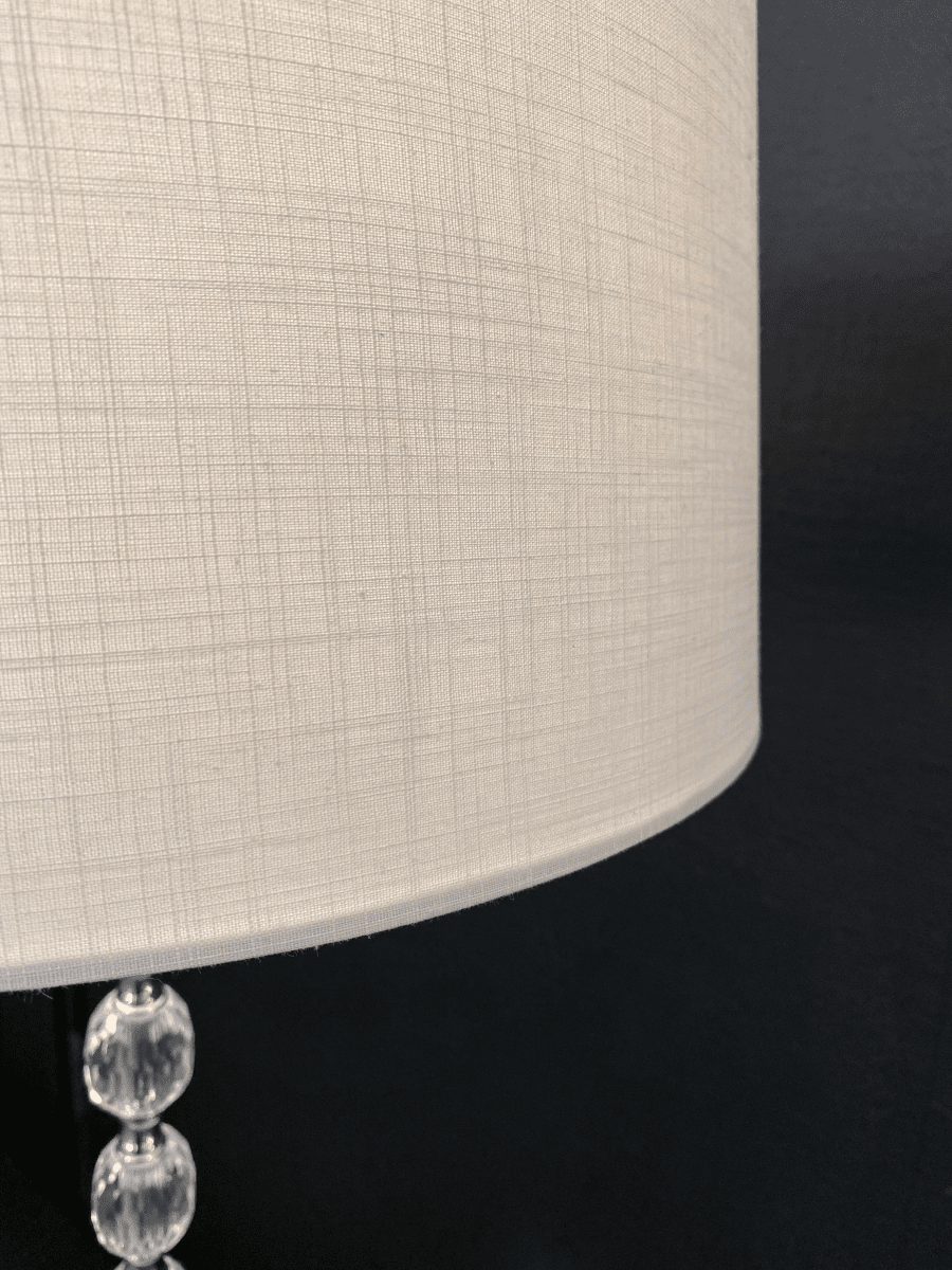 Johanna Chrom stehlampe Von Aneta Lighting - Die Stehleuchte Johanna ist ein echter Klassiker aus verchromtem Metall mit Prismen-Dekorkn&ouml;pfen aus feinstem Acryl und einem wei&szlig;en Textilschirm.