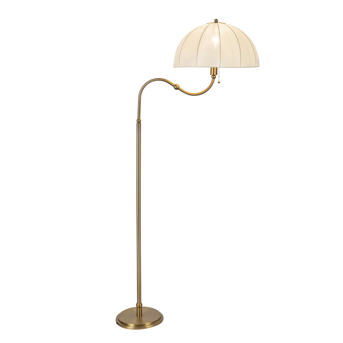 Crosby Gebürstetes Gold stehlampe Von Elstead Lighting - Der gew&ouml;lbte Schirm aus d&uuml;nnem, leichtem Stoff l&auml;sst das Licht angenehm durch und sorgt f&uuml;r ein warmes, sanftes Licht.