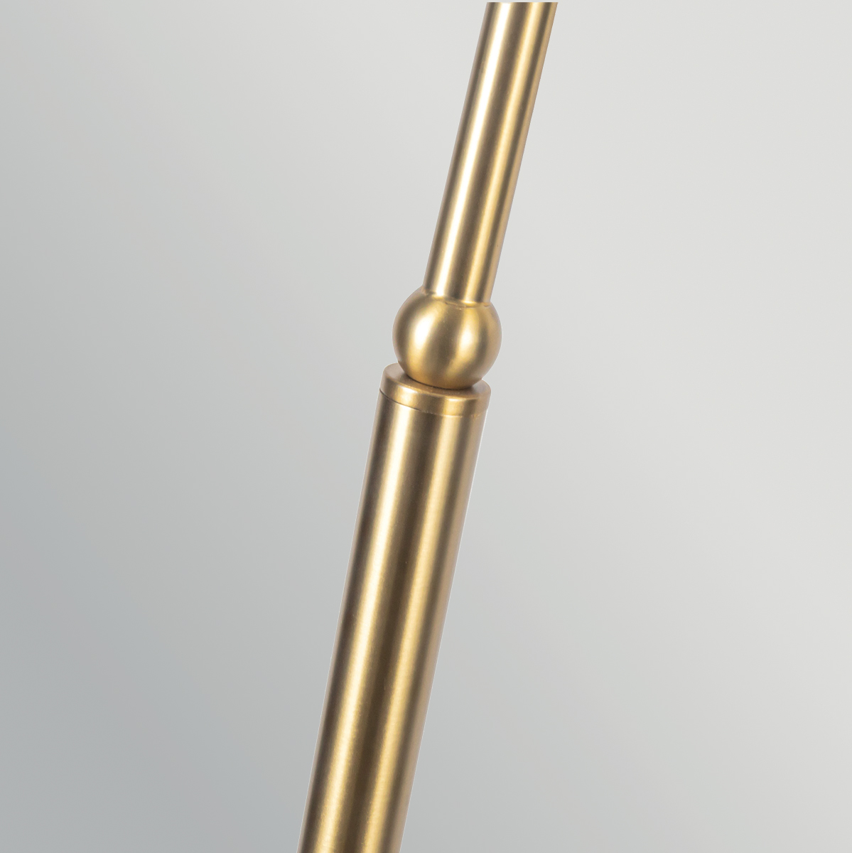 Crosby Gebürstetes Gold stehlampe Von Elstead Lighting - Der gew&ouml;lbte Schirm aus d&uuml;nnem, leichtem Stoff l&auml;sst das Licht angenehm durch und sorgt f&uuml;r ein warmes, sanftes Licht.