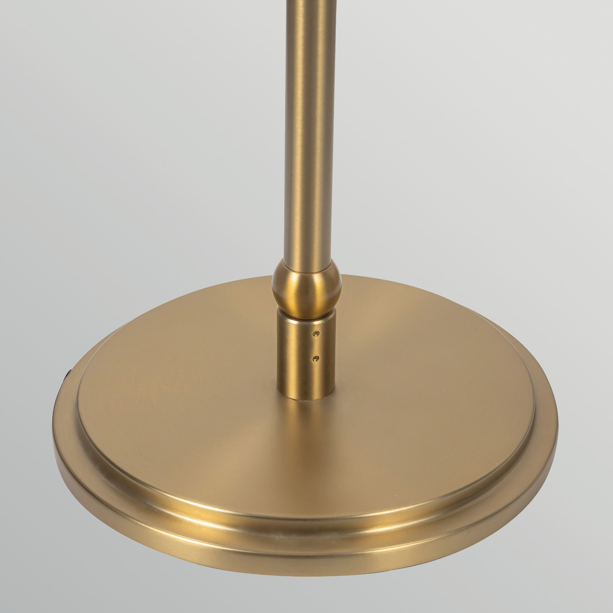 Crosby Gebürstetes Gold stehlampe Von Elstead Lighting - Der gew&ouml;lbte Schirm aus d&uuml;nnem, leichtem Stoff l&auml;sst das Licht angenehm durch und sorgt f&uuml;r ein warmes, sanftes Licht.
