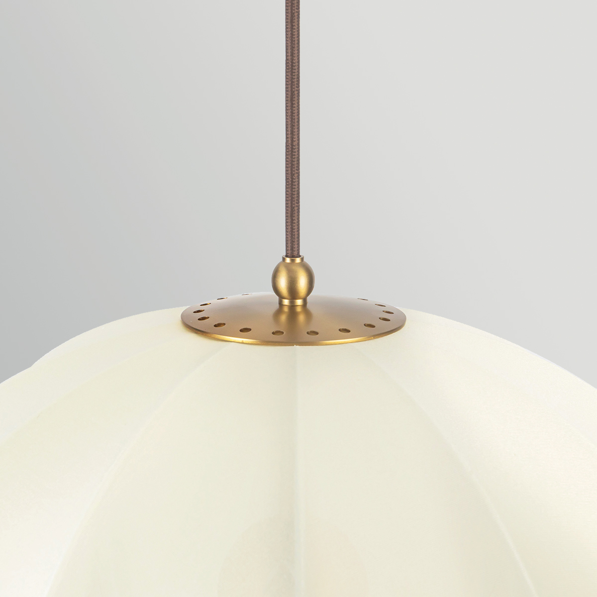 Crosby Ø45 Gebürstetes Gold hängelampe Von Elstead Lighting - Die Leuchte ist aus Metall mit geb&uuml;rsteter Goldoberfl&auml;che gefertigt und mit einem geschwungenen Schirm aus d&uuml;nnem, leichtem Stoff kombiniert, der das Licht angenehm durchl&auml;sst.