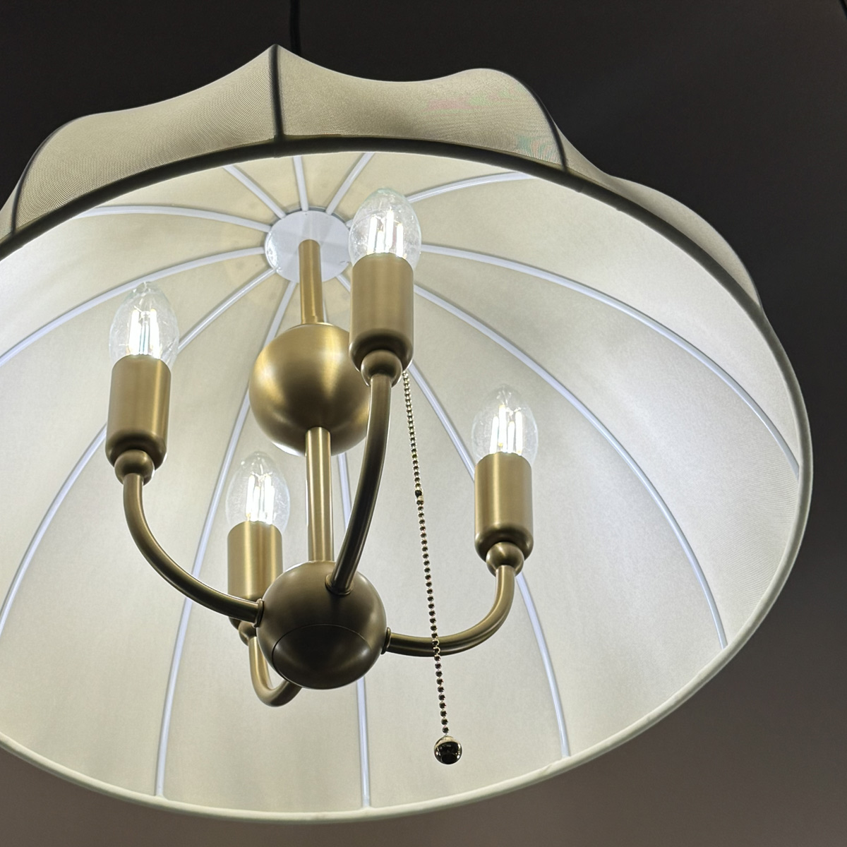 Crosby Ø45 Gebürstetes Gold hängelampe Von Elstead Lighting - Die Leuchte ist aus Metall mit geb&uuml;rsteter Goldoberfl&auml;che gefertigt und mit einem geschwungenen Schirm aus d&uuml;nnem, leichtem Stoff kombiniert, der das Licht angenehm durchl&auml;sst.