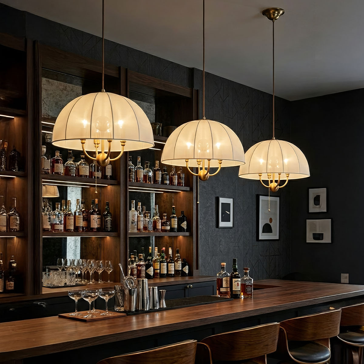 Crosby Ø45 Gebürstetes Gold hängelampe Von Elstead Lighting - Die Leuchte ist aus Metall mit geb&uuml;rsteter Goldoberfl&auml;che gefertigt und mit einem geschwungenen Schirm aus d&uuml;nnem, leichtem Stoff kombiniert, der das Licht angenehm durchl&auml;sst.