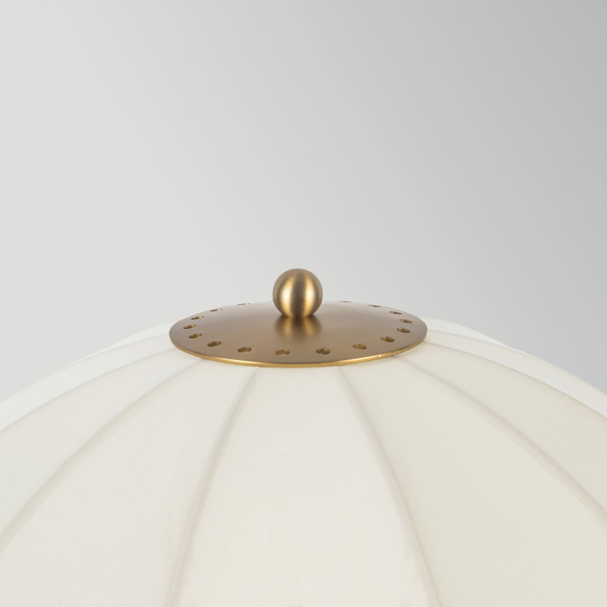 Crosby 70cm Cremeweiß tischlampe Von Elstead Lighting - Der Stoff l&auml;sst das Licht durch und verleiht der Lampe ein angenehmes Leuchten, w&auml;hrend die Form des Lampenschirms selbst zum dekorativen Element wird.