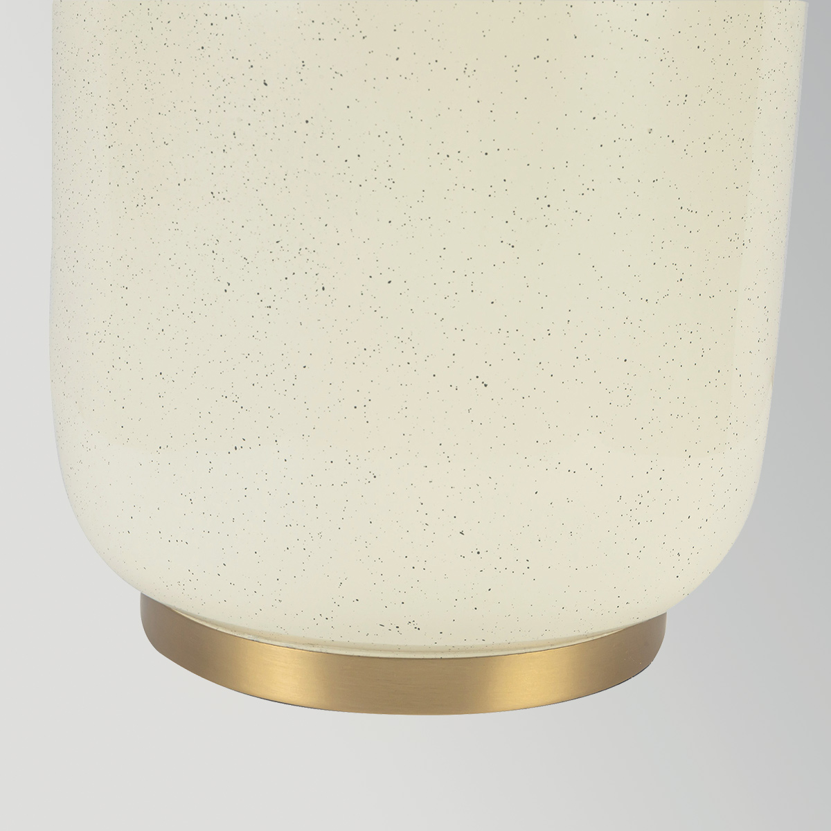 Crosby 70cm Cremeweiß tischlampe Von Elstead Lighting - Der Stoff l&auml;sst das Licht durch und verleiht der Lampe ein angenehmes Leuchten, w&auml;hrend die Form des Lampenschirms selbst zum dekorativen Element wird.