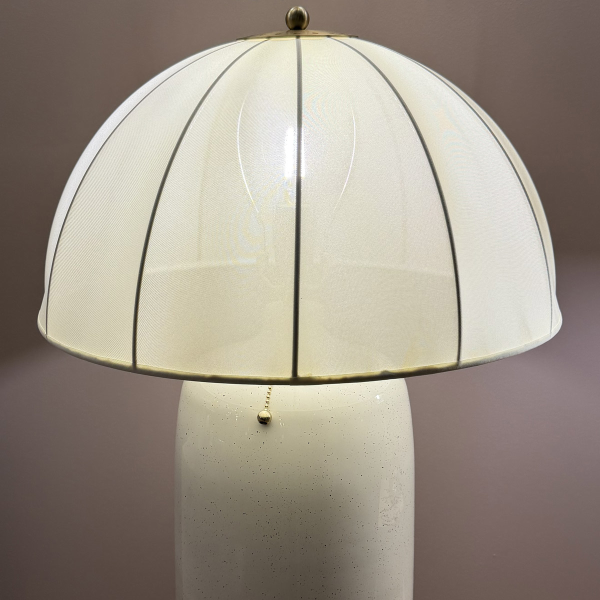 Crosby 70cm Cremeweiß tischlampe Von Elstead Lighting - Der Stoff l&auml;sst das Licht durch und verleiht der Lampe ein angenehmes Leuchten, w&auml;hrend die Form des Lampenschirms selbst zum dekorativen Element wird.