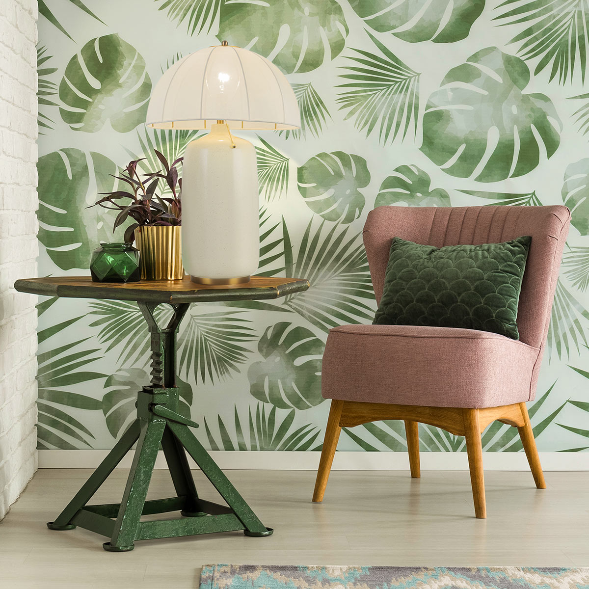 Crosby 70cm Cremeweiß tischlampe Von Elstead Lighting - Der Stoff l&auml;sst das Licht durch und verleiht der Lampe ein angenehmes Leuchten, w&auml;hrend die Form des Lampenschirms selbst zum dekorativen Element wird.