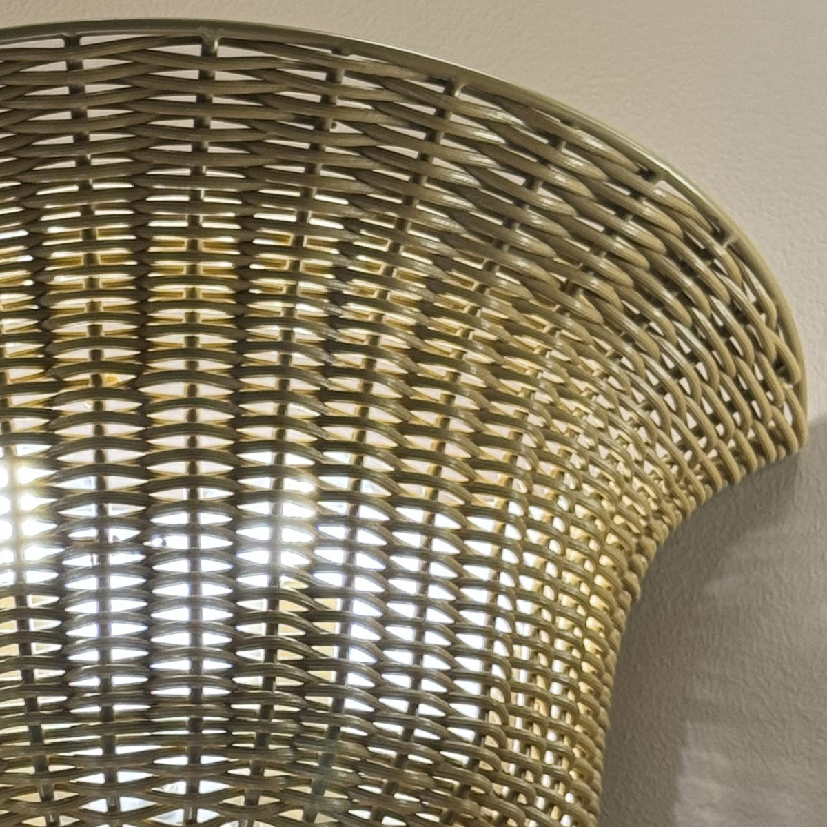 Kai 25cm Natur wandlampe Von Elstead Lighting - Das naturfarbene Rattan verleiht der Lampe eine warme und gem&uuml;tliche Ausstrahlung, w&auml;hrend die Details in geb&uuml;rstetem Gold einen sch&ouml;nen Kontrast bilden.
