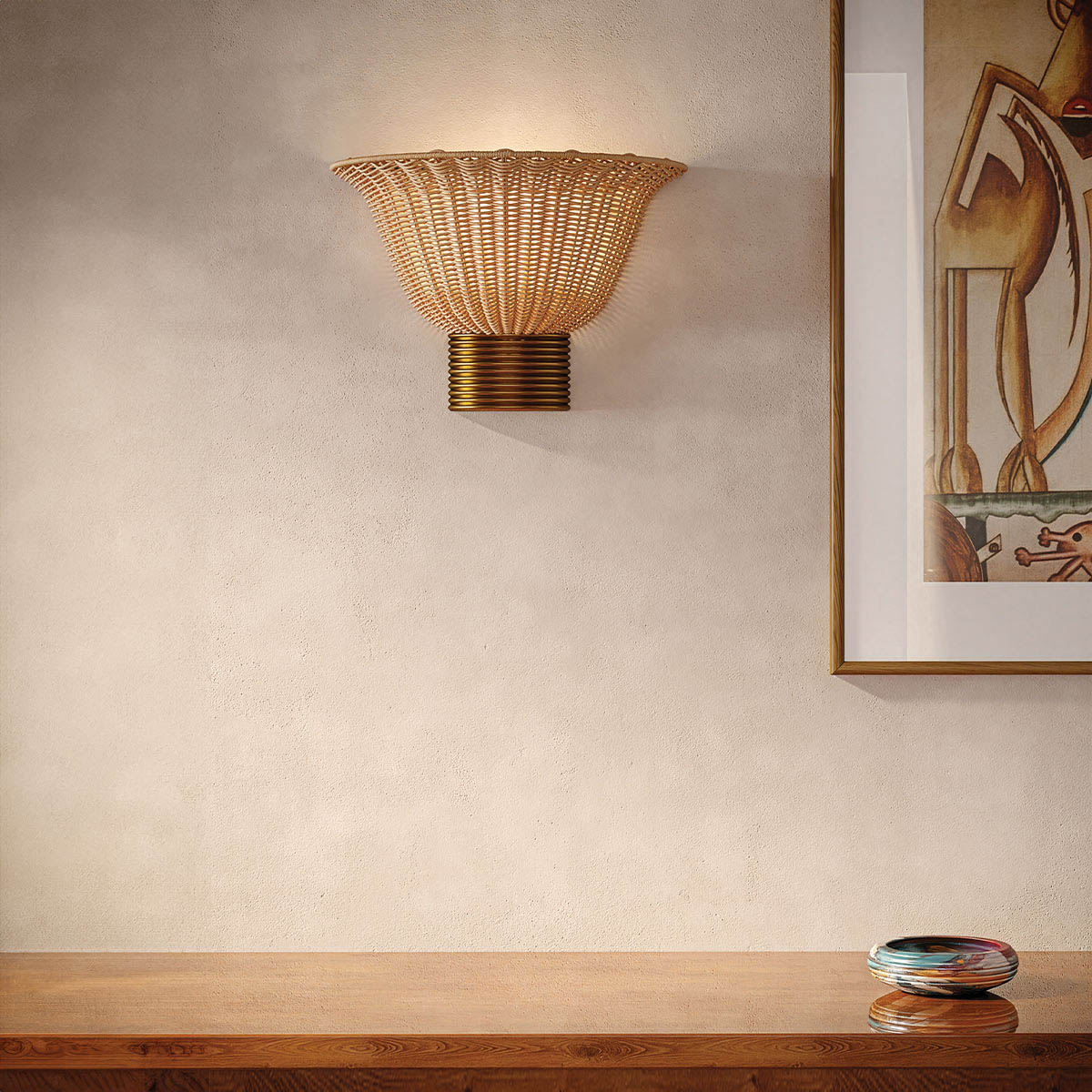 Kai 25cm Natur wandlampe Von Elstead Lighting - Das naturfarbene Rattan verleiht der Lampe eine warme und gem&uuml;tliche Ausstrahlung, w&auml;hrend die Details in geb&uuml;rstetem Gold einen sch&ouml;nen Kontrast bilden.