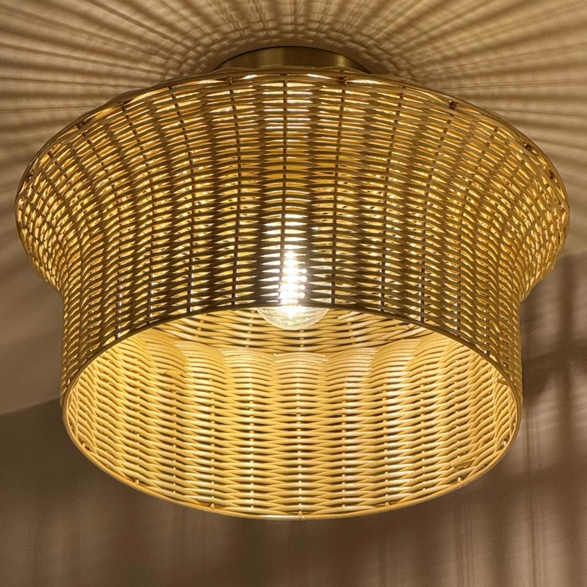 Kai Ø40 Natur deckenleuchte Von Elstead Lighting - Kai ist eine dekorative Deckenleuchte, die Metall mit einem Schirm aus Rattan kombiniert.