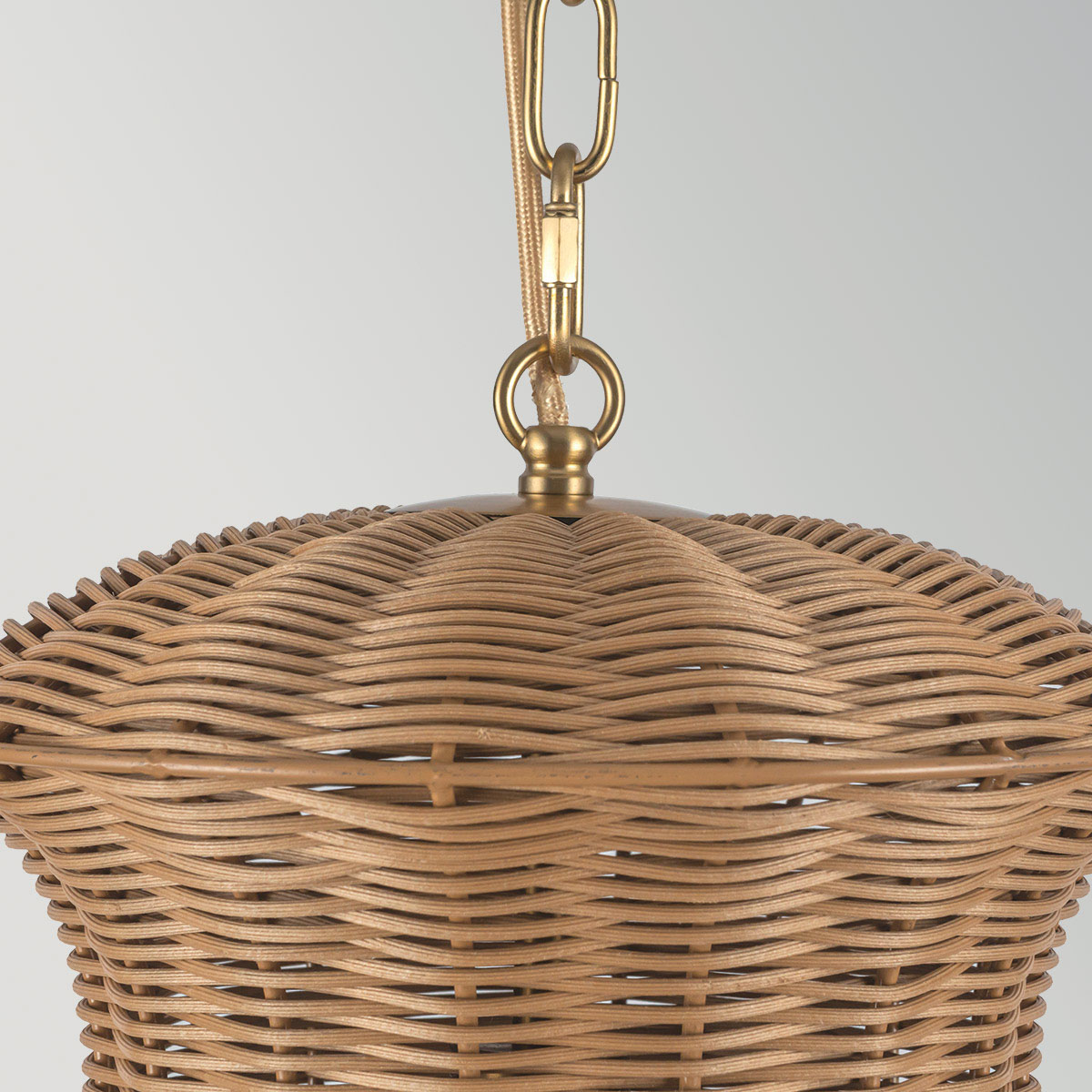 Kai Ø28 Natur hängelampe Von Elstead Lighting - Das naturfarbene Rattan verleiht der Lampe eine warme und gem&uuml;tliche Ausstrahlung, w&auml;hrend die Details in geb&uuml;rstetem Gold einen sch&ouml;nen Kontrast bilden.
