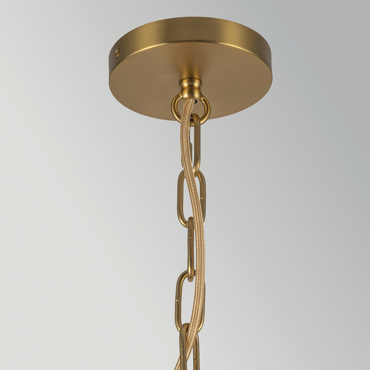 Kai Ø28 Natur hängelampe Von Elstead Lighting - Das naturfarbene Rattan verleiht der Lampe eine warme und gem&uuml;tliche Ausstrahlung, w&auml;hrend die Details in geb&uuml;rstetem Gold einen sch&ouml;nen Kontrast bilden.