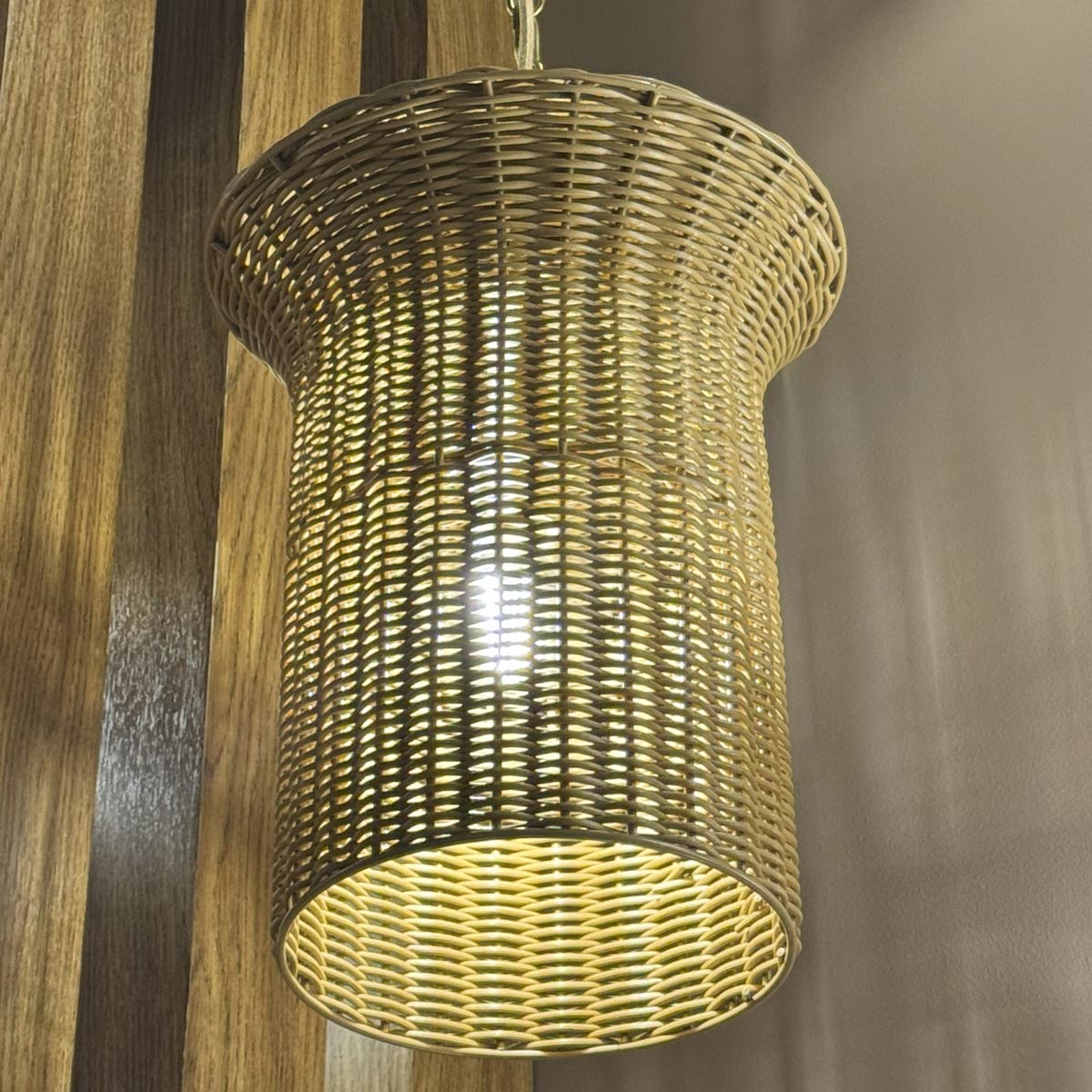 Kai Ø28 Natur hängelampe Von Elstead Lighting - Das naturfarbene Rattan verleiht der Lampe eine warme und gem&uuml;tliche Ausstrahlung, w&auml;hrend die Details in geb&uuml;rstetem Gold einen sch&ouml;nen Kontrast bilden.