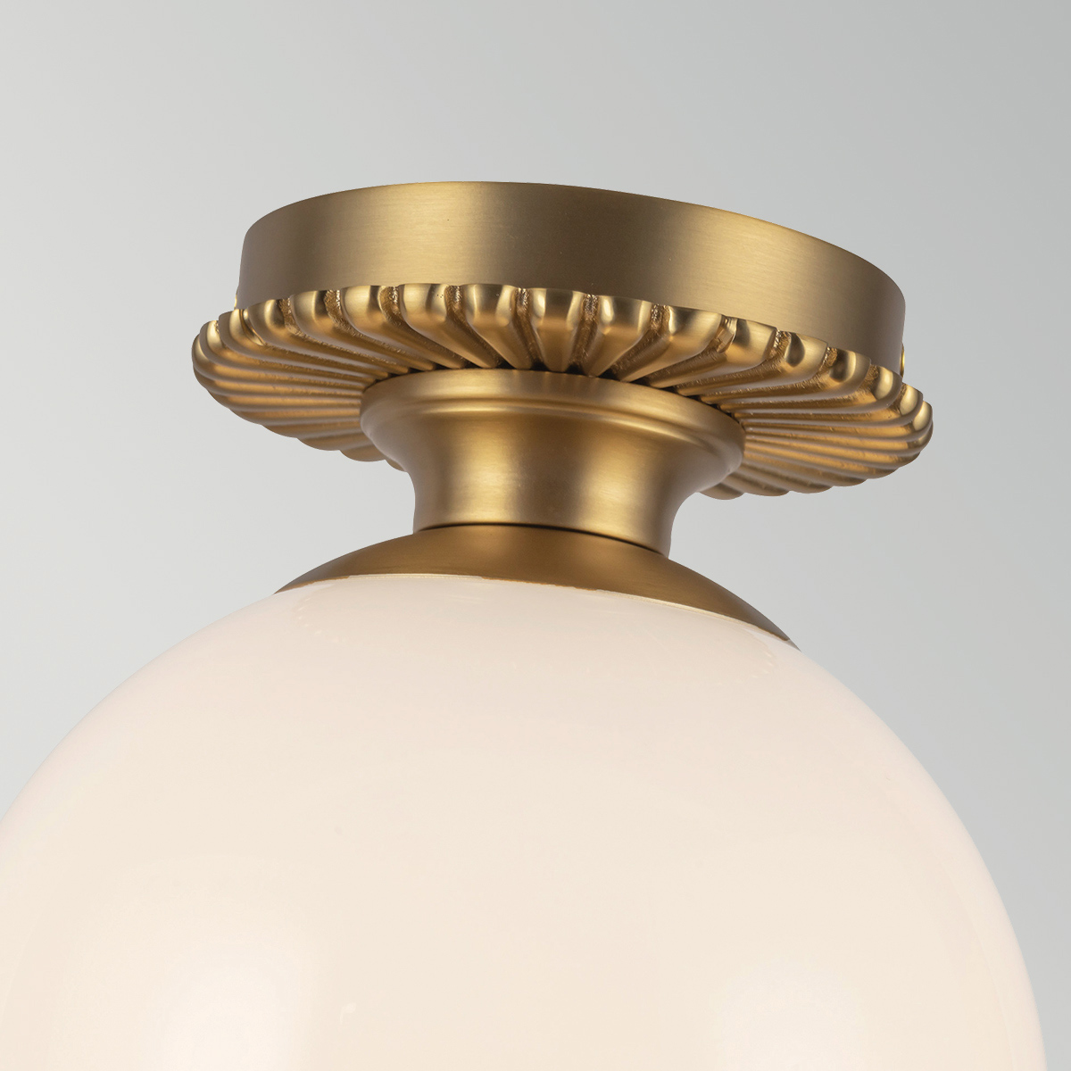 Otis Ø20 Gebürstetes Gold badezimmerlampe Von Elstead Lighting - Otis ist eine dekorative Deckenleuchte mit weichen Formen und feinen Details.
