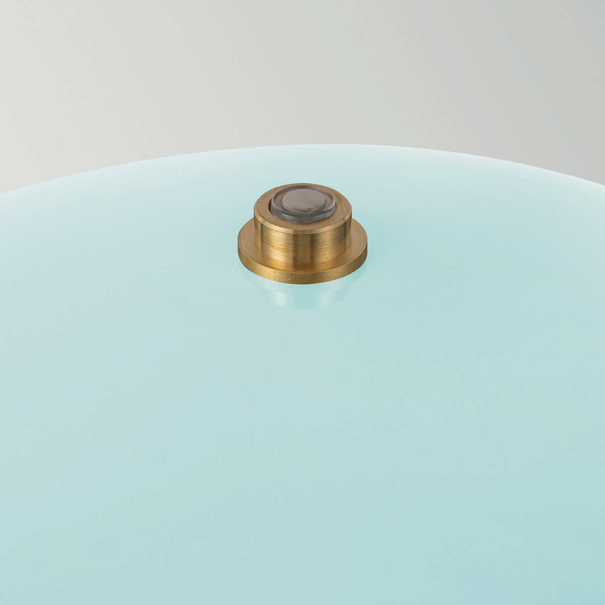 Poppy 35cm Hellblau tischlampe Von Elstead Lighting - Die Leuchte verf&uuml;gt &uuml;ber eine integrierte 11,5-W-LED mit einem Lichtstrom von 761 Lumen und warmwei&szlig;em Licht (3000 K).