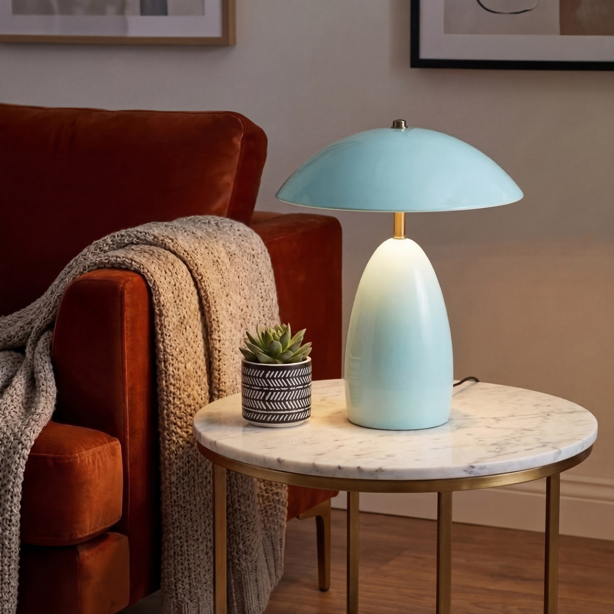 Poppy 35cm Hellblau tischlampe Von Elstead Lighting - Die Leuchte verf&uuml;gt &uuml;ber eine integrierte 11,5-W-LED mit einem Lichtstrom von 761 Lumen und warmwei&szlig;em Licht (3000 K).