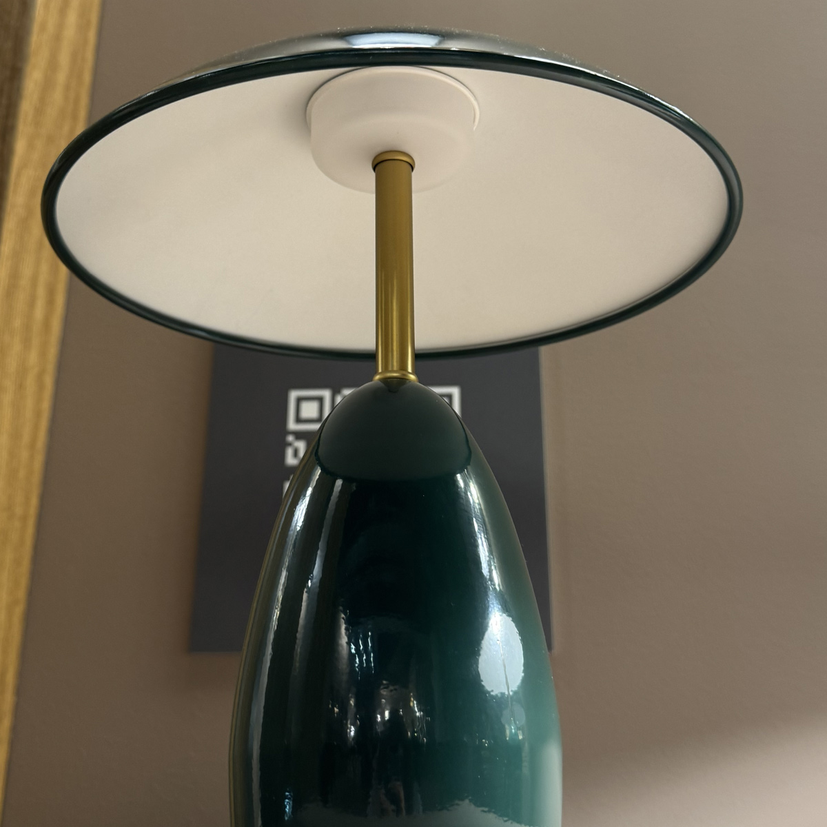 Poppy 35cm Grün tischlampe Von Elstead Lighting - Die Leuchte verf&uuml;gt &uuml;ber eine integrierte 11,5-W-LED mit einem Lichtstrom von 761 Lumen und warmwei&szlig;em Licht (3000 K).