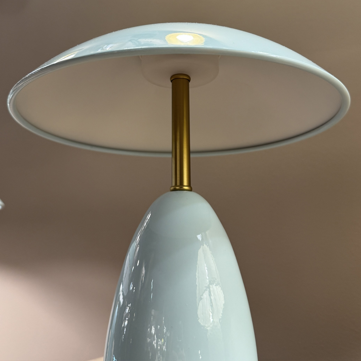 Poppy 27cm Hellblau tragbare Von Elstead Lighting - Poppy verf&uuml;gt &uuml;ber eine integrierte 3-W-LED mit einem Lichtstrom von 112 Lumen und ist dreistufig dimmbar.