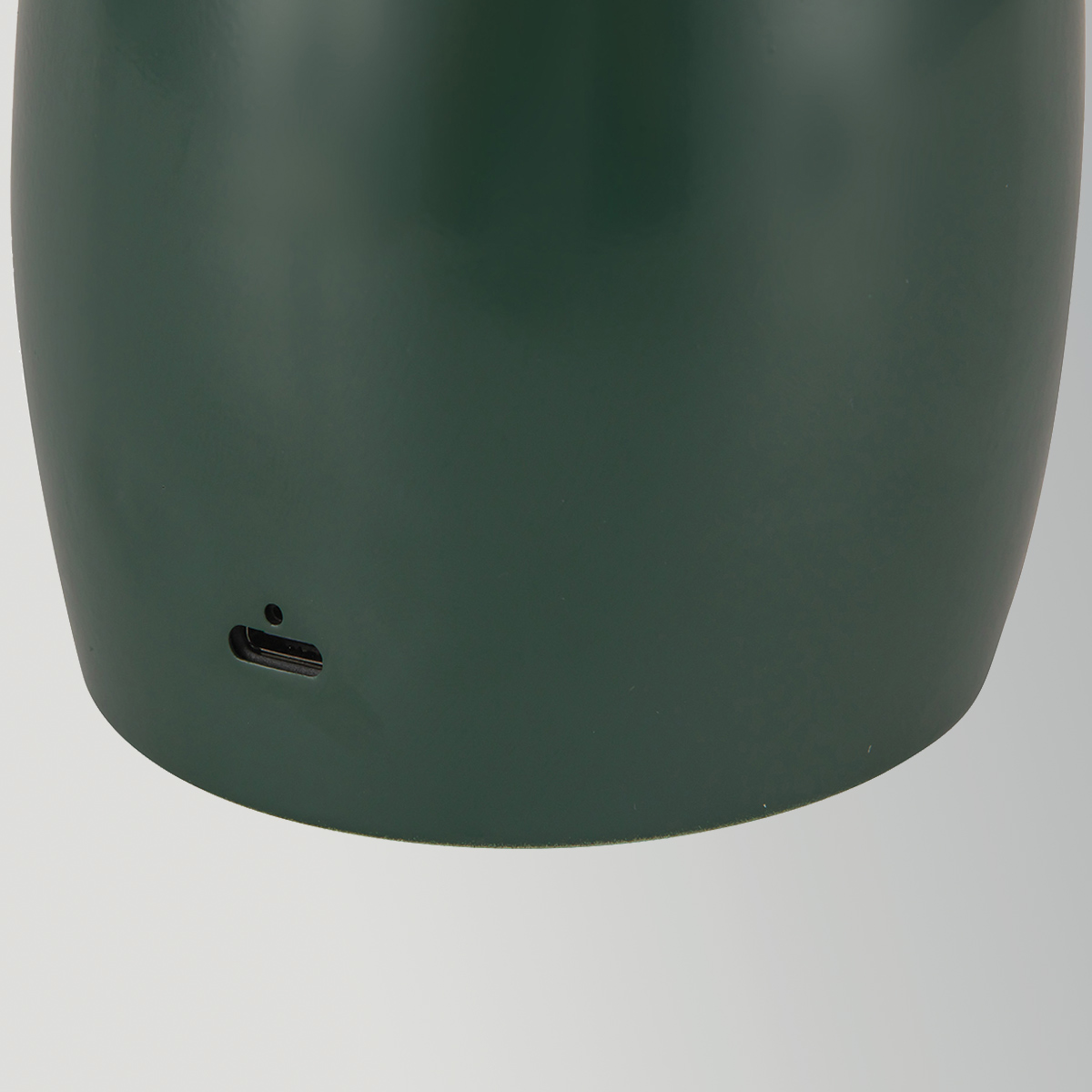 Poppy 27cm Grün tragbare Von Elstead Lighting - Poppy verf&uuml;gt &uuml;ber eine integrierte 3-W-LED mit einem Lichtstrom von 112 Lumen und ist dreistufig dimmbar.