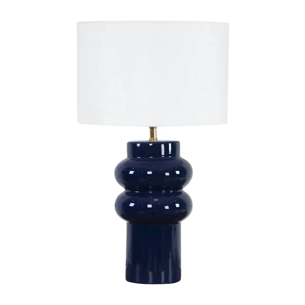 Anelli 56cm Blau tischlampe Von Nordic Lighting - Die Tischleuchte Anelli&nbsp;mit blauem, gl&auml;nzendem Keramiksockel und wei&szlig;em Leinenschirm ist ein elegantes und modernes Einrichtungsdetail.