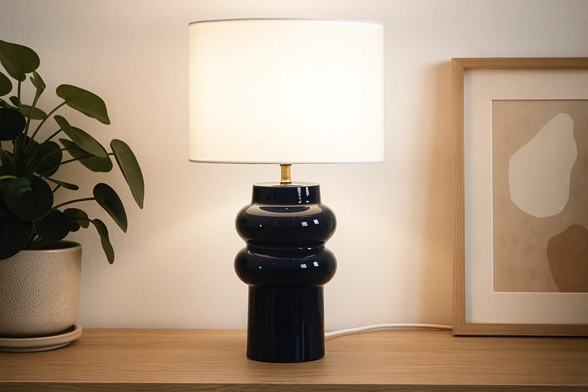 Anelli 56cm Blau tischlampe Von Nordic Lighting - Die Tischleuchte Anelli&nbsp;mit blauem, gl&auml;nzendem Keramiksockel und wei&szlig;em Leinenschirm ist ein elegantes und modernes Einrichtungsdetail.