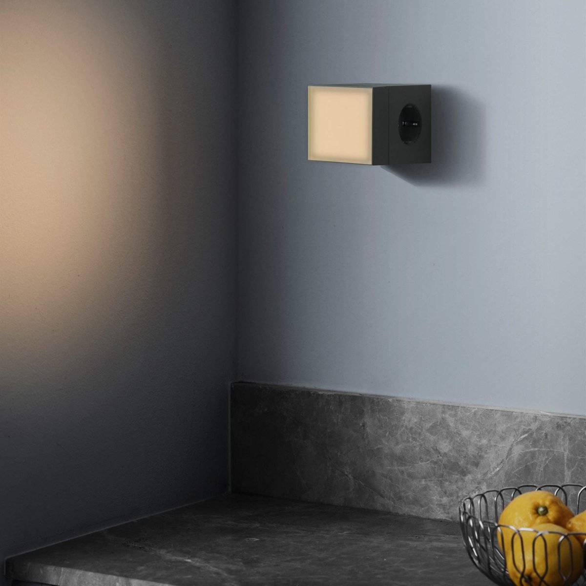 LAMP 1 - EU Grün Von Avolt - Diese praktische kleine Lampe wird direkt an die Steckdose (230 V) angeschlossen und eignet sich perfekt als Nachtlicht oder Stimmungslicht im Flur, Schlafzimmer oder anderen R&auml;umen, in denen Sie ein sanftes Licht w&uuml;nschen.