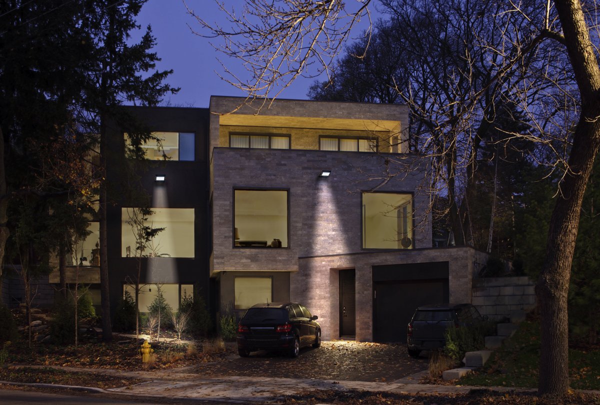 Flood Sensor 10W Schwarz solarleuchte Von Ledvance - Der eingebaute PIR-Bewegungssensor und Tageslichtsensor schalten die Lampe bei Bewegung im Dunkeln automatisch ein und sorgen so für Sicherheit und Energieeffizienz.