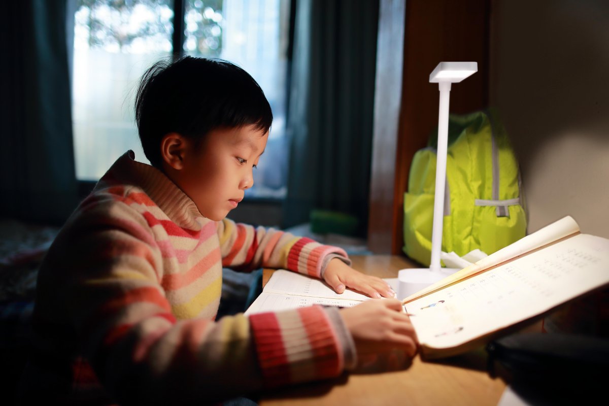 Panan Fold 30cm Weiß tragbare Von Ledvance - Panan Fold &auml;r en modern bordslampa som dessutom &auml;r portabel.