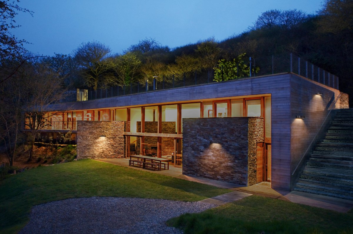 Oval Sensor 4000K Schwarz solarleuchte Von Ledvance - Der eingebaute PIR-Bewegungssensor und Tageslichtsensor schalten die Lampe bei Bewegung im Dunkeln automatisch ein und sorgen so f&uuml;r Sicherheit und Energieeffizienz.