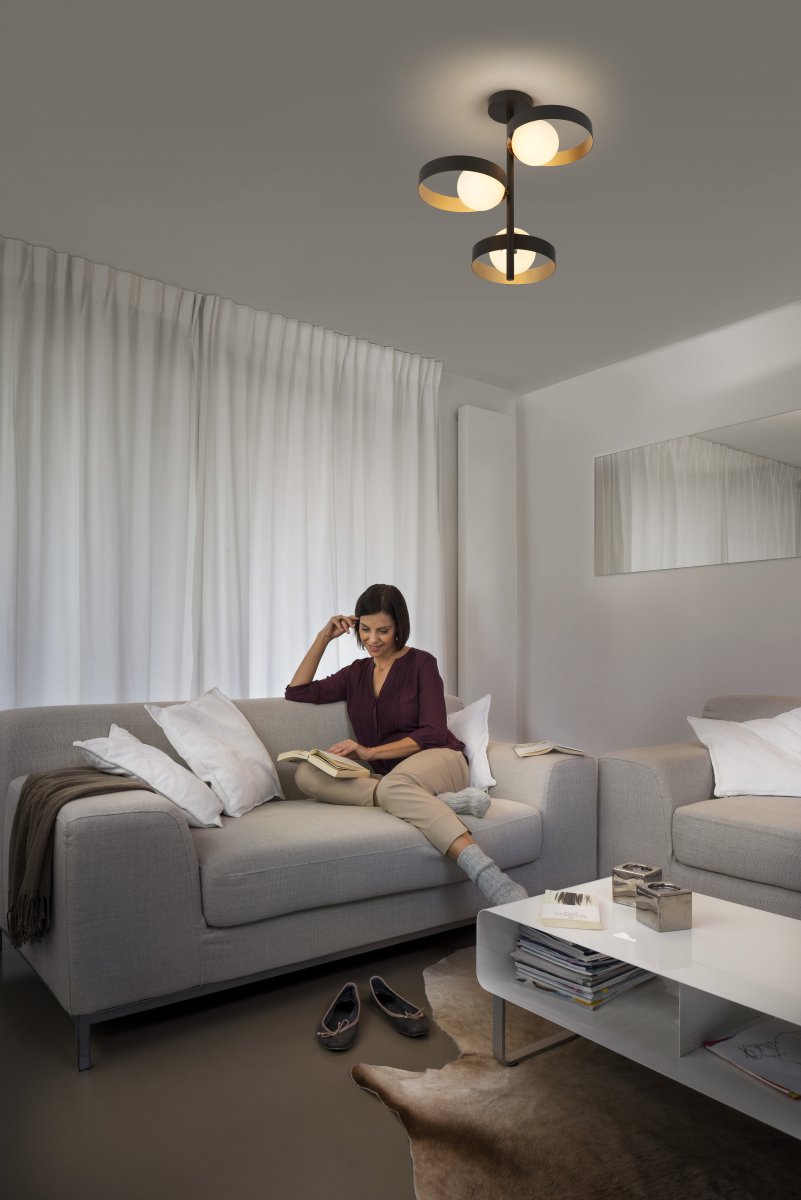 Memphis Ø32 Schwarz deckenleuchte Von Ledvance - Die drei kugelf&ouml;rmigen Opalglaskuppeln sorgen f&uuml;r eine angenehme Lichtverteilung im Raum.