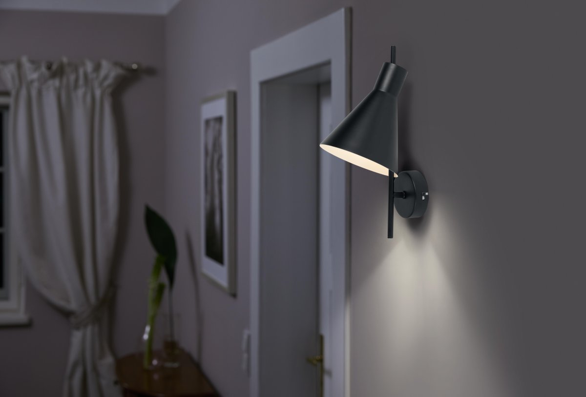 Tokio Ø14 Schwarz wandlampe Von Ledvance - Der abgewinkelte Schirm mit wei&szlig;er Innenseite sorgt f&uuml;r eine sch&ouml;ne, gerichtete Lichtverteilung.