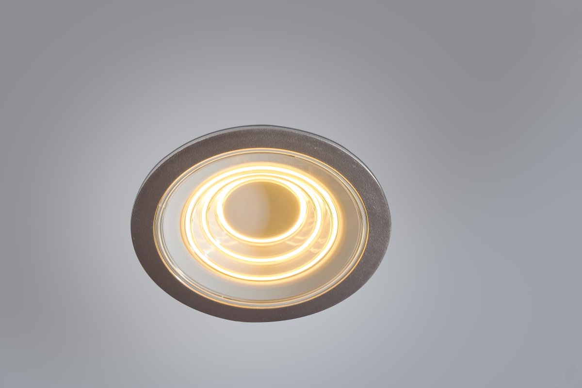 Decor Filament Ripple 9W Aluminium Von - In der ersten Position leuchtet der kleine Kreis in der Mitte, in der zweiten Position leuchtet der zweite Kreis, in der dritten Position leuchtet der dritt&auml;u&szlig;erste Kreis und in der vierten Position leuchten alle drei gleichzeitig.