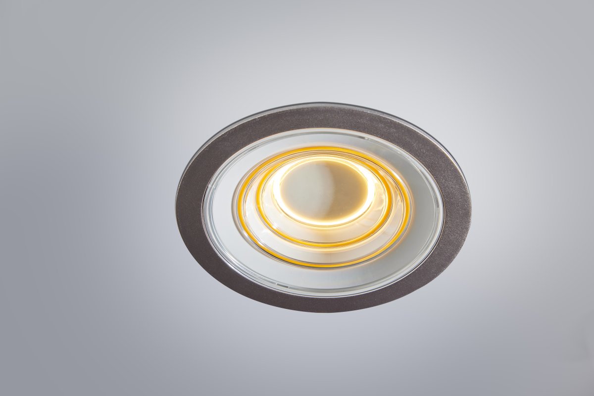 Decor Filament Ripple 9W Aluminium Von - In der ersten Position leuchtet der kleine Kreis in der Mitte, in der zweiten Position leuchtet der zweite Kreis, in der dritten Position leuchtet der dritt&auml;u&szlig;erste Kreis und in der vierten Position leuchten alle drei gleichzeitig.