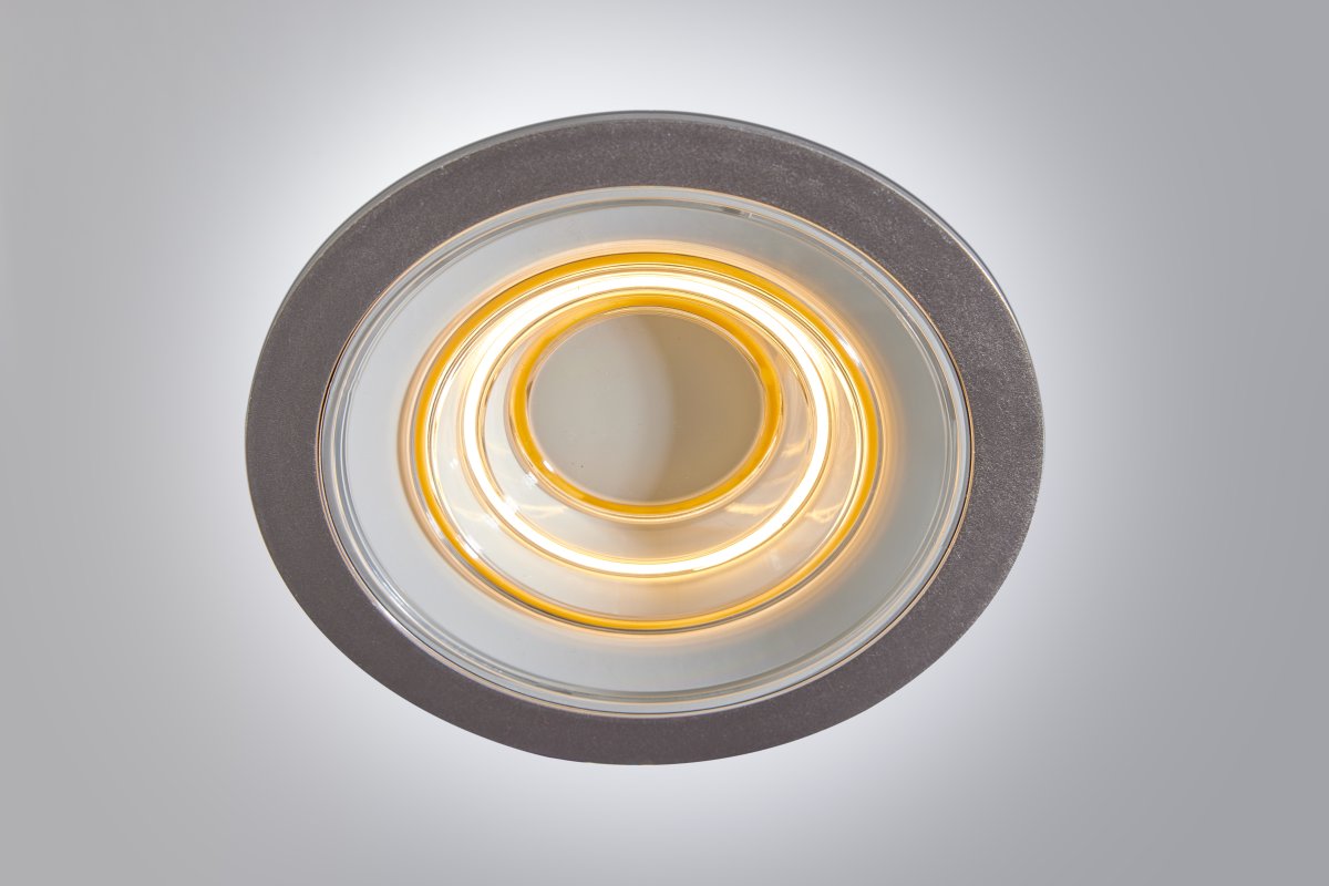 Decor Filament Ripple 9W Aluminium Von - In der ersten Position leuchtet der kleine Kreis in der Mitte, in der zweiten Position leuchtet der zweite Kreis, in der dritten Position leuchtet der dritt&auml;u&szlig;erste Kreis und in der vierten Position leuchten alle drei gleichzeitig.