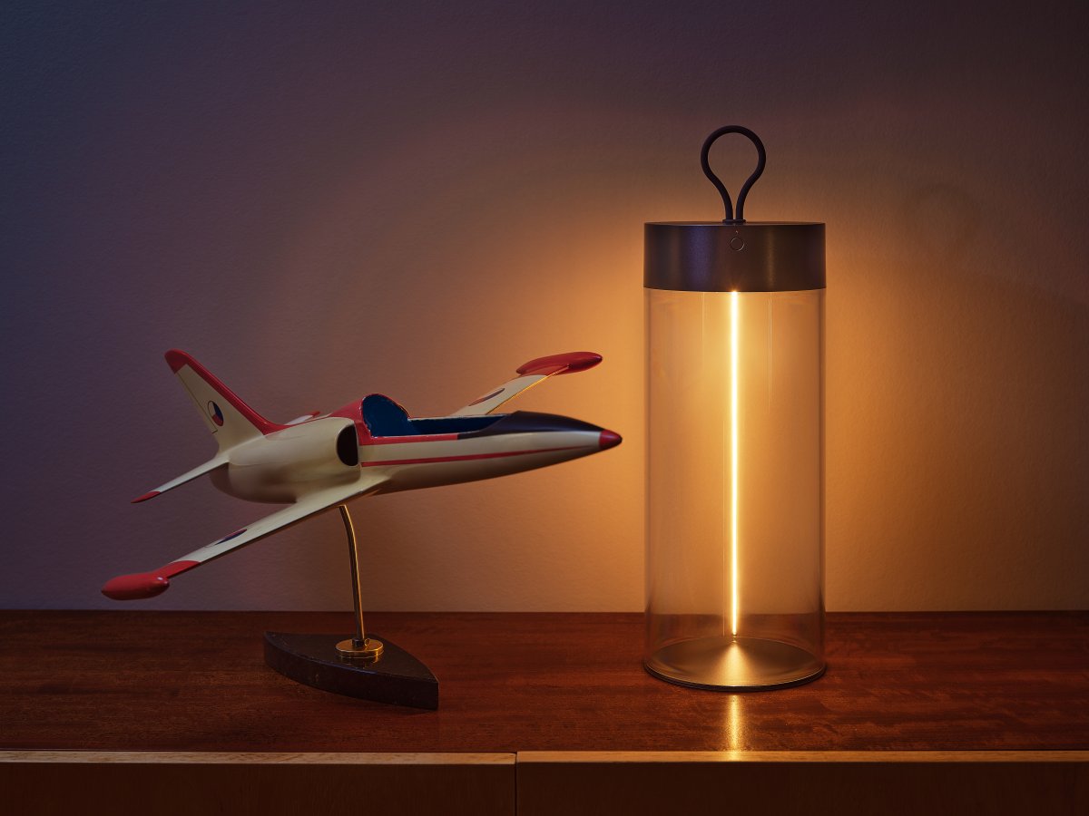 Decor Filament 32cm Dunkelgrau tragbare Von Ledvance - Aufgeladen wird die Lampe mit dem mitgelieferten USB-C-Kabel.