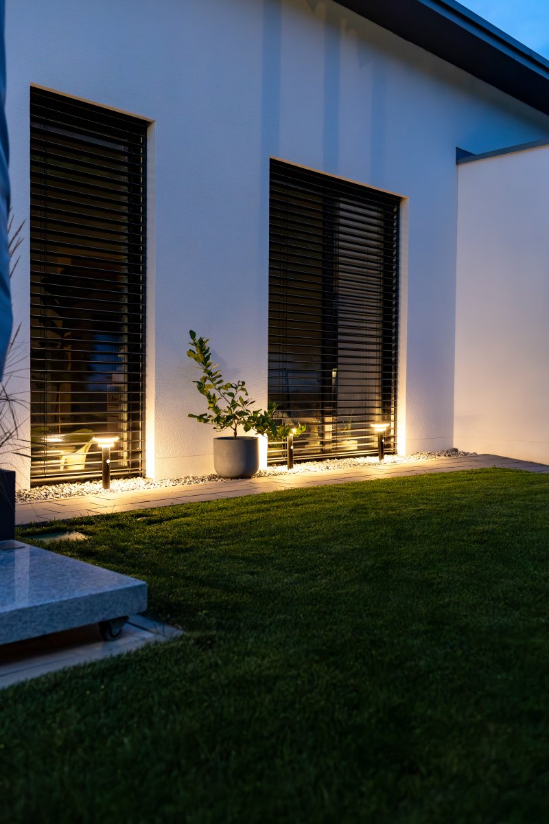 Double Circle Sensor Schwarz solarleuchte Von Ledvance - Der eingebaute PIR-Bewegungssensor und Tageslichtsensor schalten die Lampe bei Bewegung im Dunkeln automatisch ein und sorgen so für Sicherheit und Energieeffizienz.