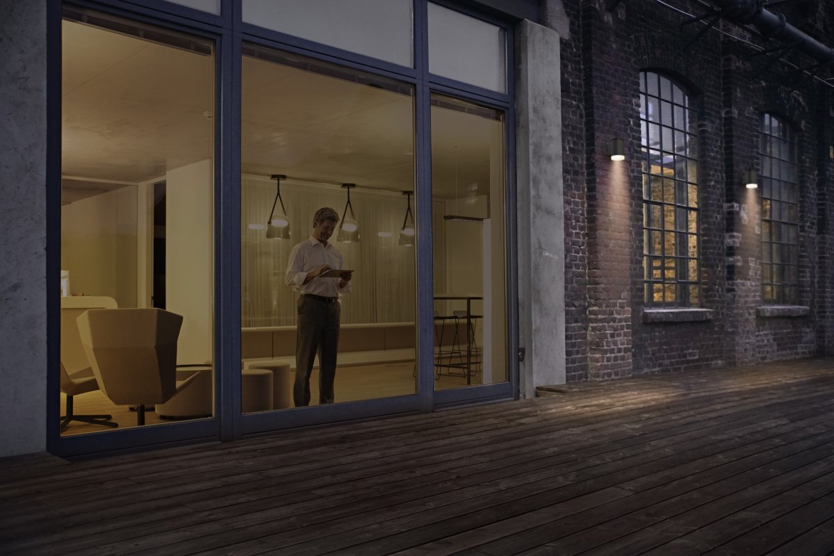 Oxford Dunkelgrau solarleuchte Von Ledvance - Keine elektrische Installation erforderlich – einfach montieren und die Sonne die Arbeit machen lassen.