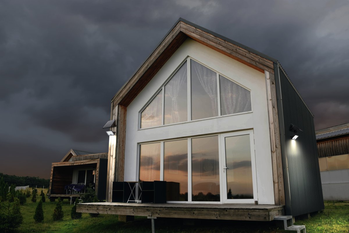 Flood Sensor 30W Schwarz solarleuchte Von Ledvance - Der eingebaute PIR-Bewegungssensor und Tageslichtsensor schalten die Lampe bei Bewegung im Dunkeln automatisch ein und sorgen so f&uuml;r Sicherheit und Energieeffizienz.