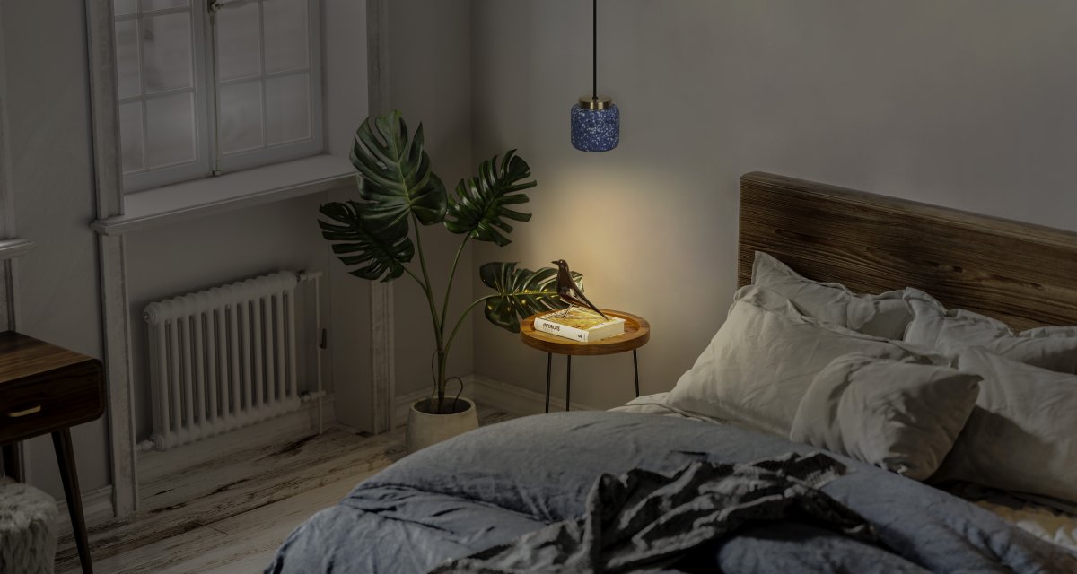 Terrazzo Ball Ø10 Blau hängelampe Von Ledvance - Detaljerna i m&auml;ssing bidrar med en elegans till rummet.