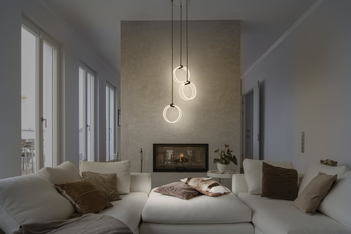 Circle PL Ø30 Schwarz hängelampe Von Osram - In der ersten Stufe leuchtet die Lampe in warmwei&szlig;em Licht mit 3000K, in der zweiten Stufe in kaltwei&szlig;em Licht mit 4200K und in der dritten Stufe in 6500K (Tageslicht).