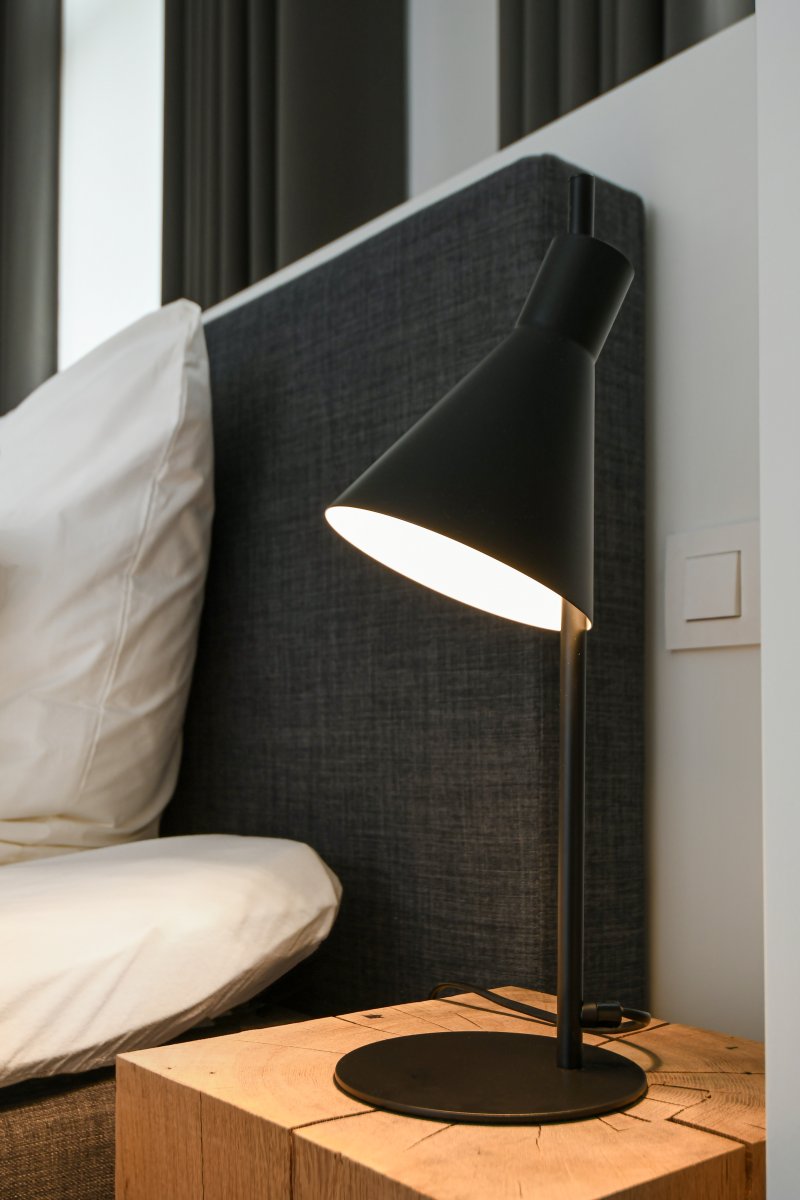 Tokio 44cm Schwarz schreibtischlampe Von Ledvance - Der abgewinkelte Schirm mit weißer Innenseite sorgt für eine schöne, gerichtete Lichtverteilung.