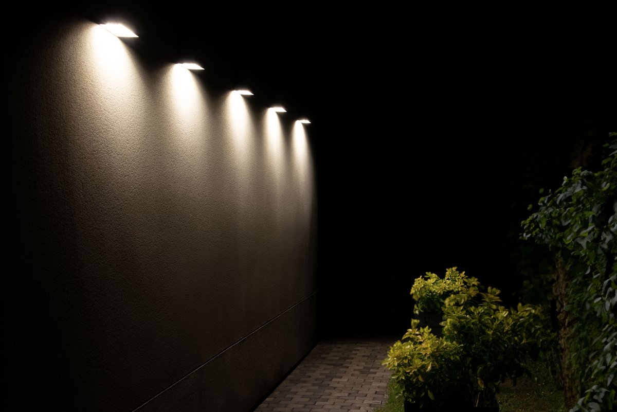 Bricklume Sensor Weiß solarleuchte Von Ledvance - Der eingebaute PIR-Bewegungssensor und Tageslichtsensor schalten die Lampe bei Bewegung im Dunkeln automatisch ein und sorgen so für Sicherheit und Energieeffizienz.