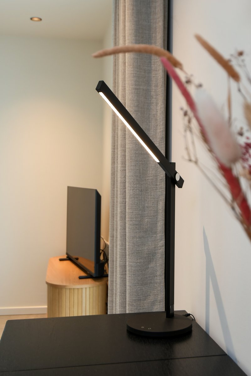 Panan 43cm Schwarz schreibtischlampe Von Ledvance - B&aring;da ljusstyrkan och f&auml;rgtemperaturen g&aring;r att justera i tre steg med touchbrytaren p&aring; lampfoten.