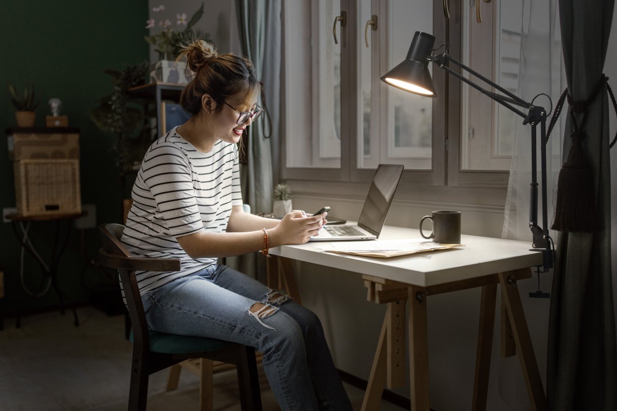 Office Retro Schwarz klemmlampe Von Ledvance - Lampan ger ett varmvitt och starkt ljus p&aring; 900lm och 3000K, perfekt som arbets- och l&auml;slampa.