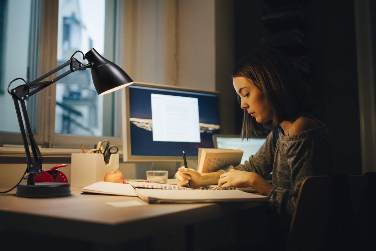 Office Pear 40cm Schwarz schreibtischlampe Von Osram - Armen med tv&aring; leder g&aring;r att vinkla och justera i h&ouml;jd och sidled vilket g&ouml;r det till en flexibel lampa, ut&ouml;ver det har den en vridbar sk&auml;rm f&ouml;r individuell inst&auml;llning av ljuset.